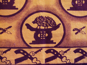 Płótno z okazji jubileuszu króla Aszanti Otumfuo Opoku Ware II, na którym widać Złoty Stolec. fot. tomathon
