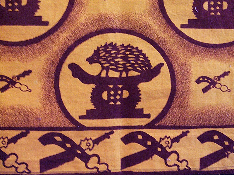 Kto siedzi na złotym taborecie?